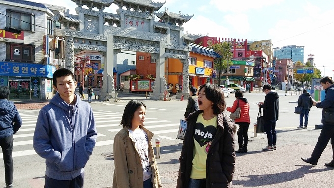 韓国。仁川中華街/仁川チャイナタウン-中華街の大きな門