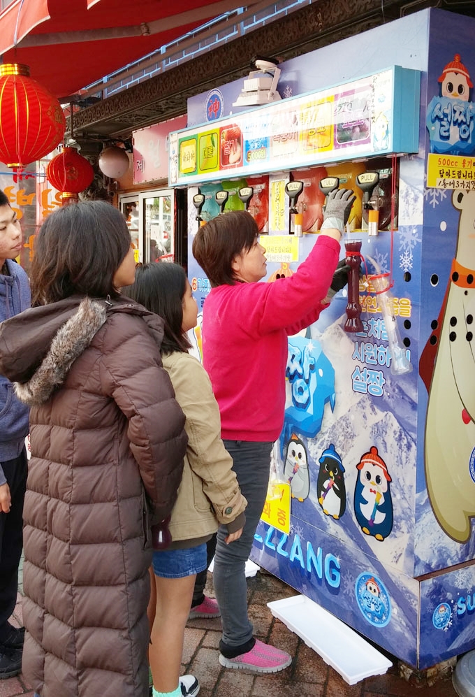韓国。仁川中華街/仁川チャイナタウン-派手なシャーベットの機械