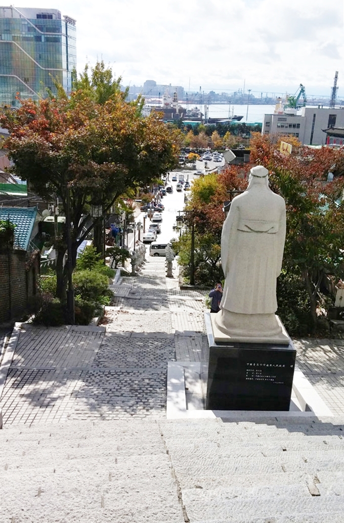 韓国 仁川 清日租界地境界階段 孔子像