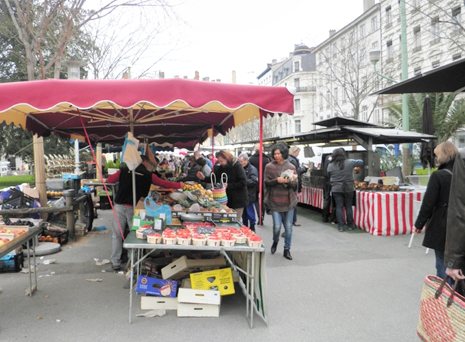 フランス リヨン カルノ広場のマーケット