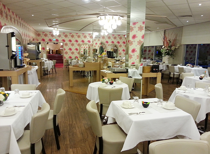 フランス リヨン「ベストウエスタンホテル シャルルマーニュ」白基調、ピンクの花の壁紙のレストラン