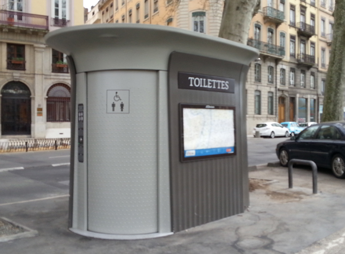 フランス リヨン 無料自動洗浄公衆トイレ