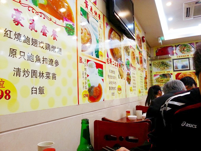 マカオ/澳門の中華料理店「永勝美食」の店内の壁に貼られた写真付きメニュー