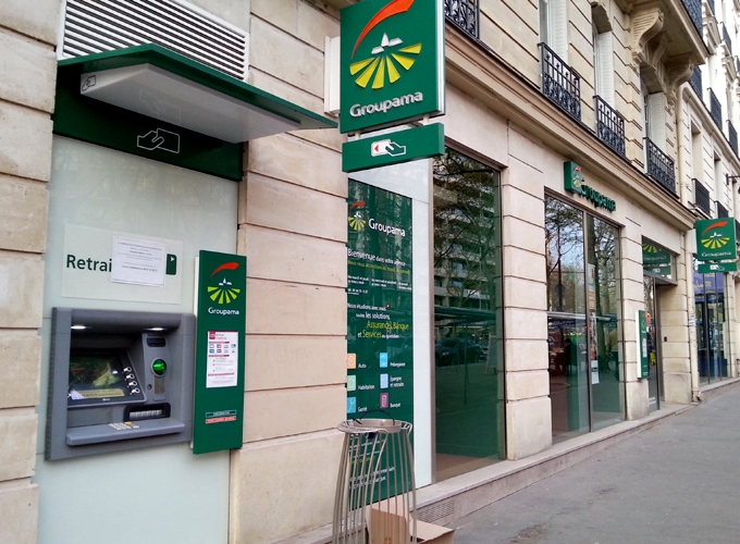 フランス パリの街のあちらこちらにある銀行のキャッシュ・ディスペンサー