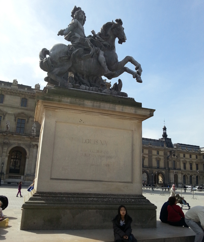 法国巴黎卢浮宫庭院（拿破仑广场）路易十四雕像。