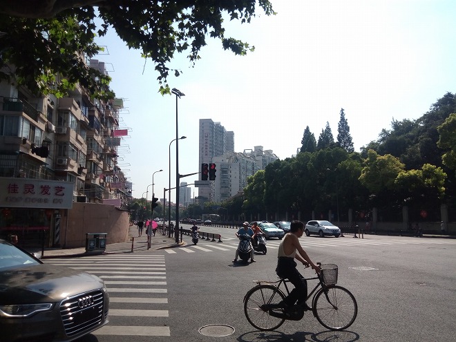 中国 上海外国語大学の南側を走る大連西路