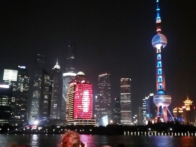 中国上海 外灘ナイトクルージング。浦東新区・陸家嘴・金融貿易区の夜景。