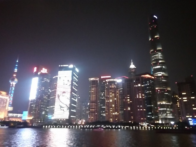 中国上海 外灘ナイトクルージング。浦東新区・陸家嘴・金融貿易区の夜景
