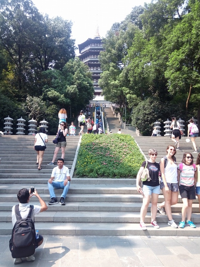 中華人民共和国・杭州西湖・雷峰塔(Pagoda)階段下で記念撮影する留学生たち。
