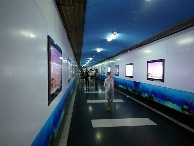 中華人民共和国 上海市。外灘観光トンネル内部