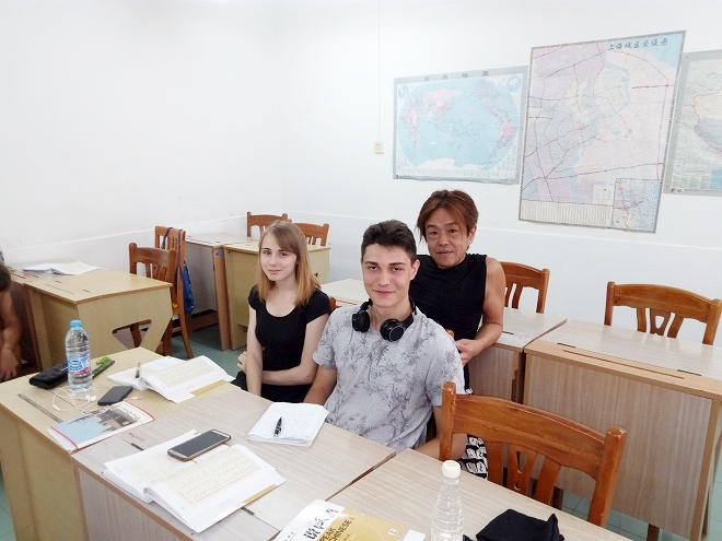中国 上海外国語大学 虹口キャンパス 外国留学生部5階 中国語中級クラス ターニャと阿龍