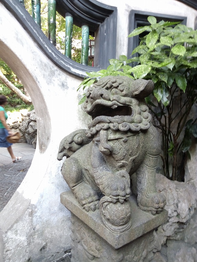 中華人民共和国 上海 豫園 上海城隍廟の廟園「西園」狛犬