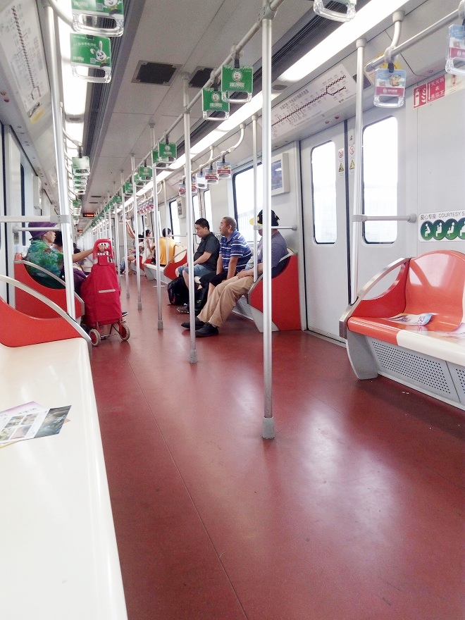 中華人民共和国 上海ディズニーランドに向かう電車内部