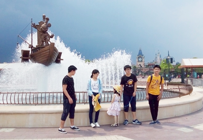 中華人民共和国 上海。上海ディズニーランド エントランスの噴水