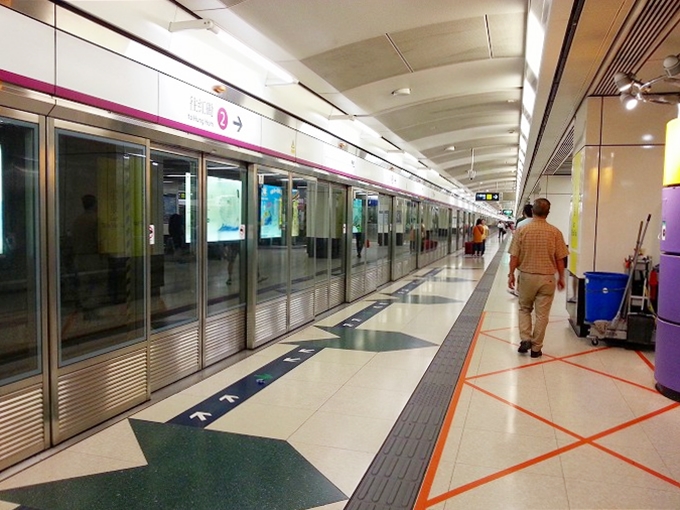香港九龍 尖東站のプラットフォーム
