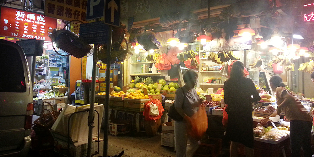 香港島 夜のノースポイント/北角 果物屋さん
