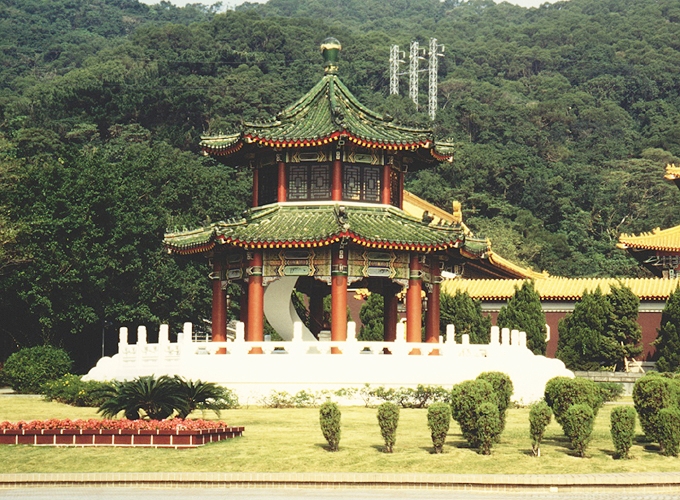 台湾 台北市 国民革命忠烈祠 大殿の両脇に建つ「極彩色の塔」