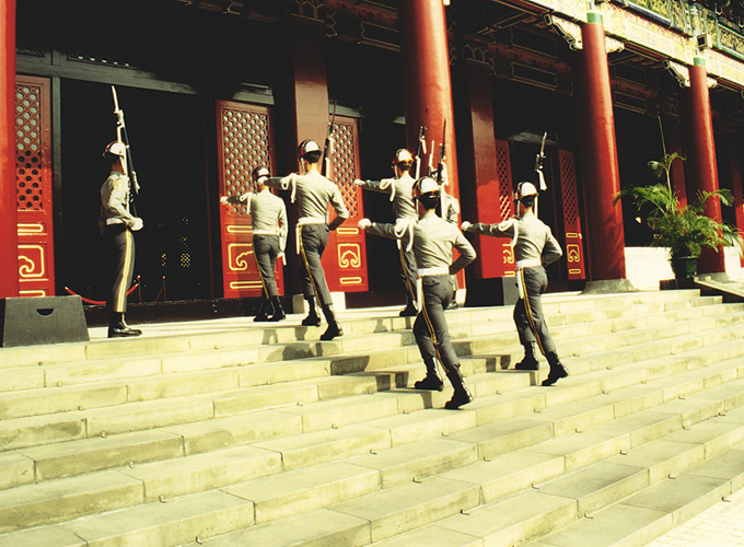 台湾 台北市 国民革命忠烈祠 大殿に入っていく儀仗隊