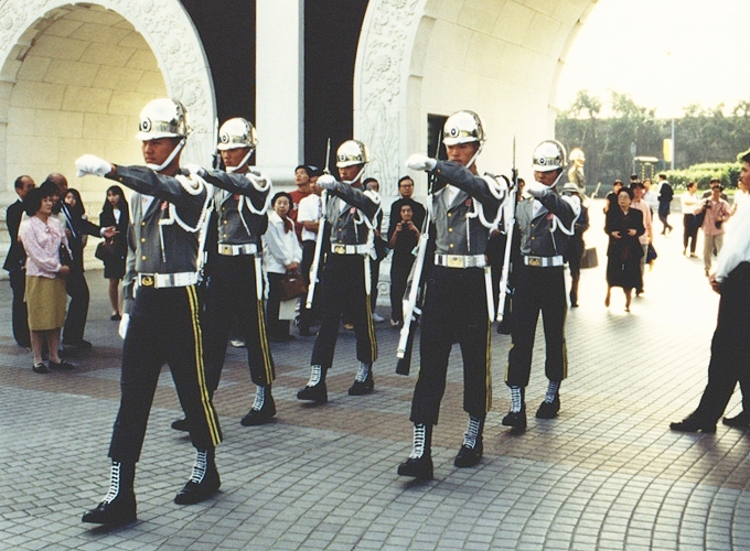 台湾 台北市 国民革命忠烈祠 交代式の為に行進する儀仗隊