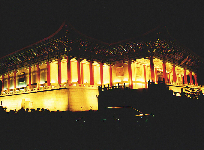 台湾 台北旅行 中正紀念堂 国家戯劇院のライトアップ