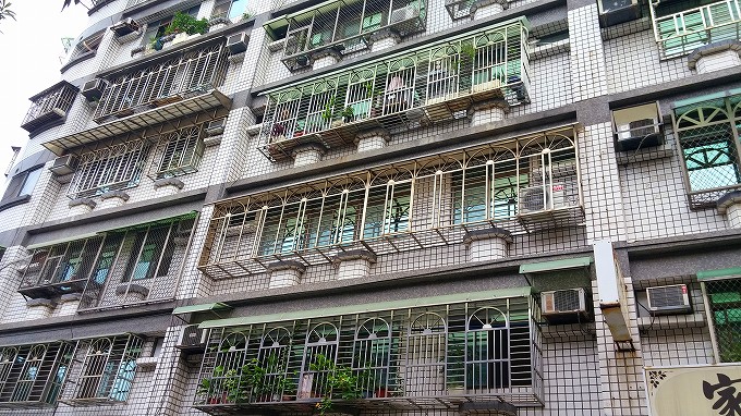 台湾 新北市 鶯歌陶瓷老街 ビル上のアパート部分