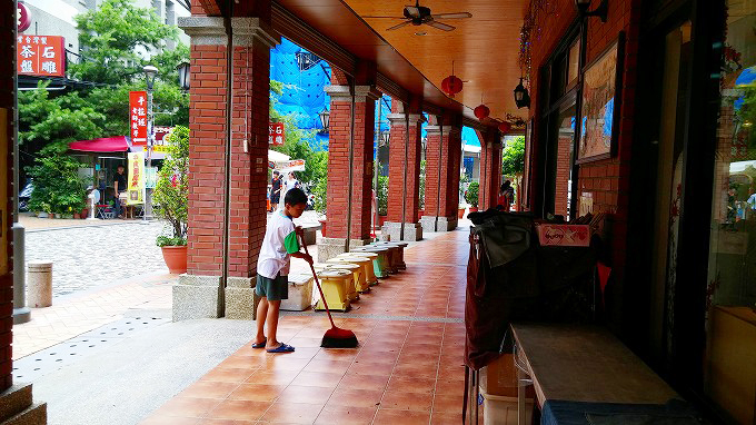 台湾 新北市 鶯歌陶瓷老街 掃除をする少年
