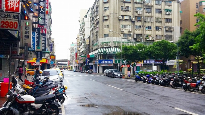 台湾 台北市 西門 ゴー スリープ ホテル ハンコウの前を走る「漢口街二段」