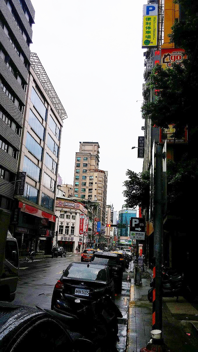 台湾 台北市 西門 ゴー スリープ ホテル ハンコウの前を走る「漢口街二段」