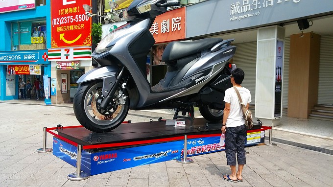 台湾 台北市 西門駅前 大きなバイクのオブジェ