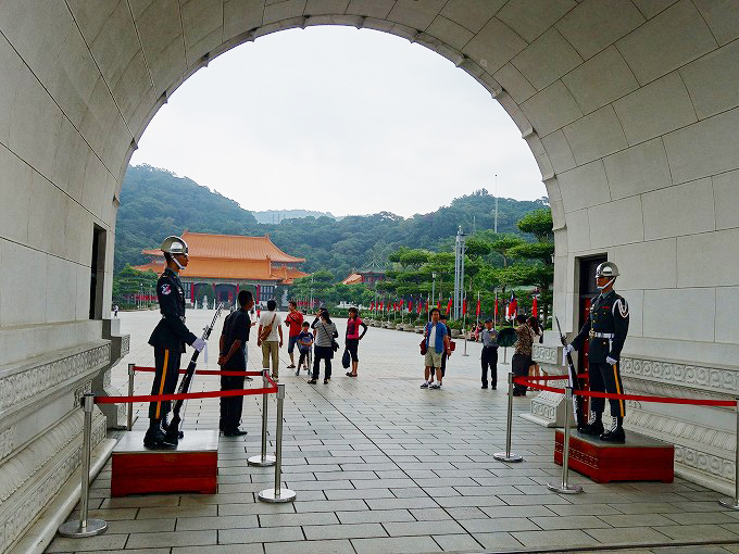 台湾 台北市 忠烈祠の門に立つ「儀仗兵」
