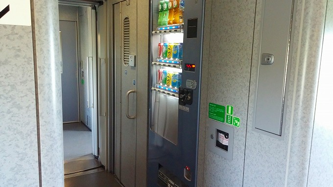 台湾 HSR 高鉄の列車の車内の自動販売機