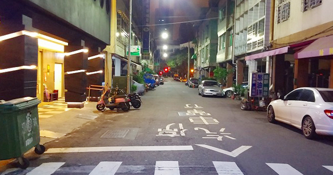 台湾 高雄市 高雄世紀旅店（センチュリーホテル）の前の通り「文武三街」