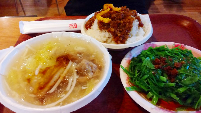 台湾 台北市 台北駅地下街のフードコートの定食屋の魯肉飯と空芯菜