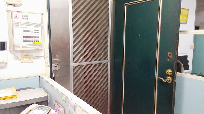 台湾 台北市 士林地区 訪問先企業の二重扉の玄関ドア