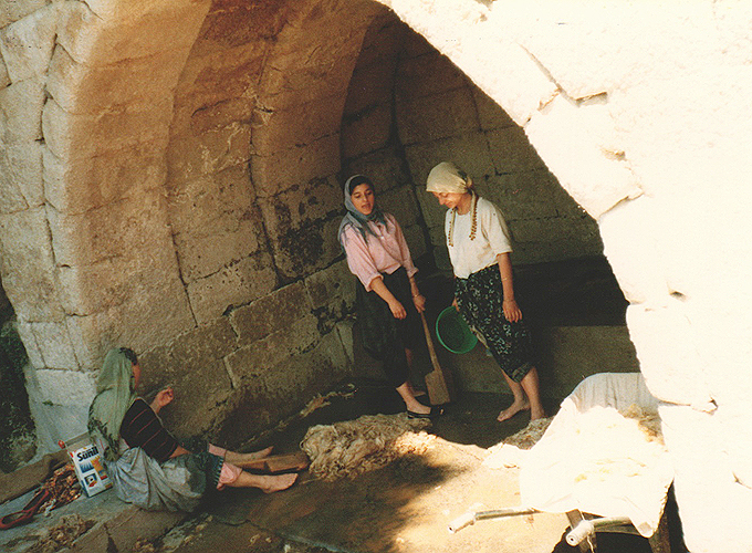 トルコ 世界遺産「ギョレメ国立公園およびカッパドキアの岩石遺跡群」洗濯をする女性たち