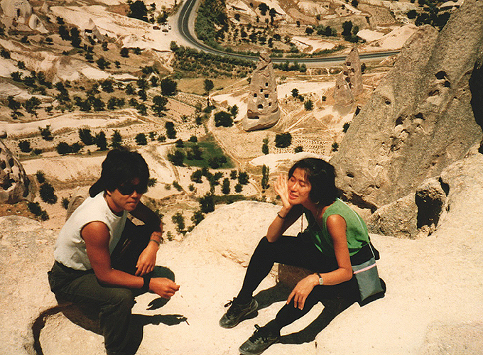トルコ 世界遺産「ギョレメ国立公園およびカッパドキアの岩石遺跡群」ペリバジャ（妖精の煙突）の上で
