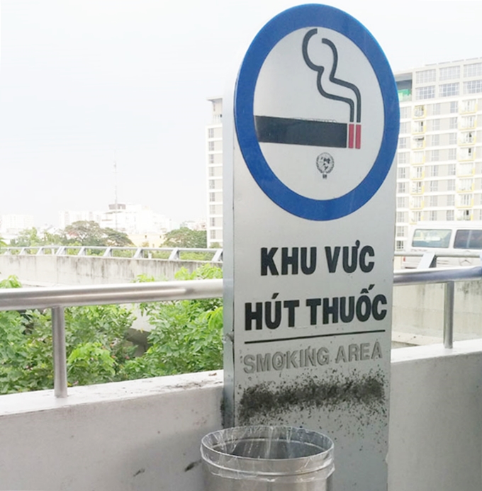 ベトナム・ホーチミン市。タンソンニャット国際空港。空港喫煙所。
