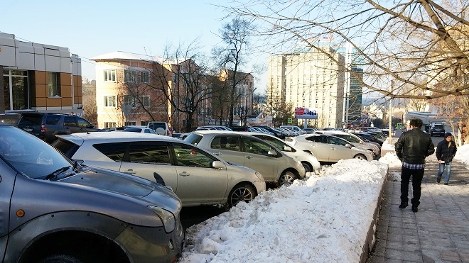 ロシア。ウラジオストク 雪の積もったフォンタンナヤ通り