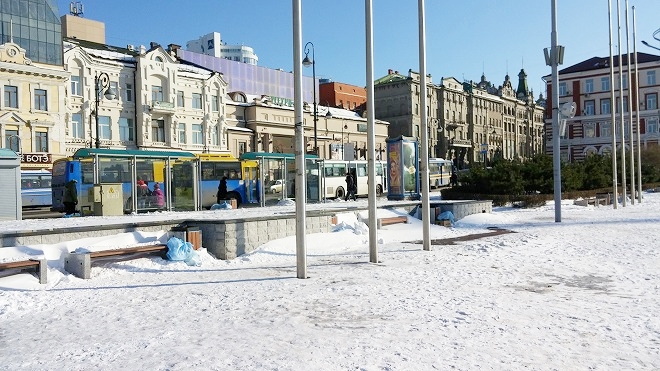 ロシア・ウラジオストク中央広場/革命戦士広場 沿いを走るスヴェトランスカヤ通り