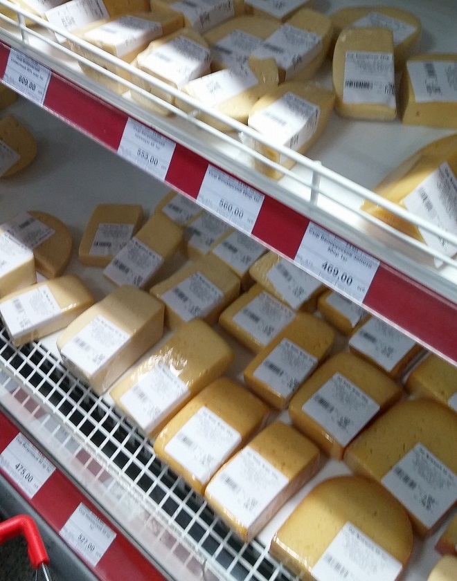 ロシア。ウラジオストク駅前のスーパーマーケットのチーズの棚
