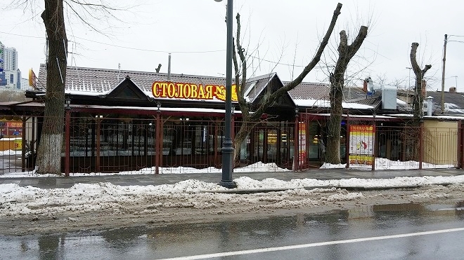 ロシア・ウラジオストク。バタレイナヤ通りのシーフードレストラン
