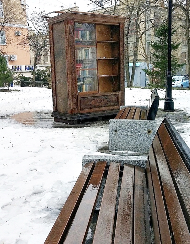 ロシア・ウラジオストク。スハノヴァ通り「スハノヴァ・スクエア」ベンチと本棚