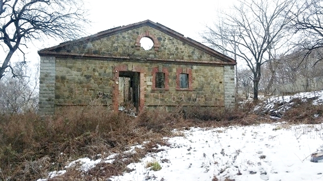 ロシア・ウラジオストク。ルースキー島 レンガ造りの建物の廃墟