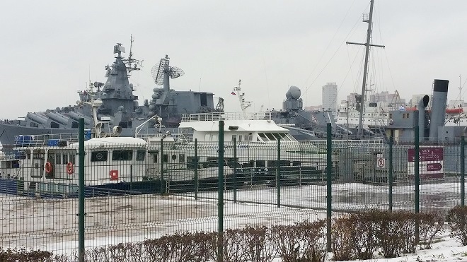 ロシア。ウラジオストク「聖アンドレイ教会」向かいの軍艦