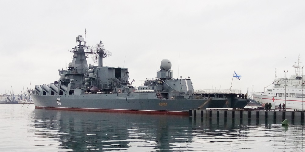 ロシア・ウラジオストク。クラスヌイ ヴィンペル記念艦の近くに停泊する現役の軍艦
