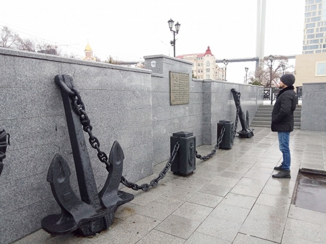 ロシア・ウラジオストク。クラスヌイ ヴィンペル記念艦に関する碑石