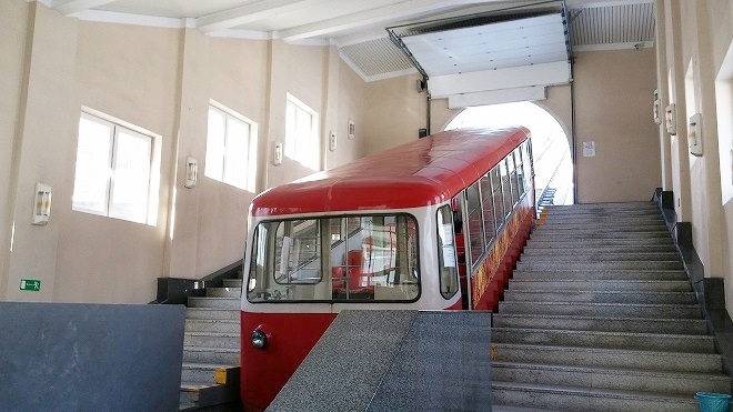 ロシア・ウラジオストク ケーブルカー「ニージュニャヤ・スタンツィヤ駅」到着