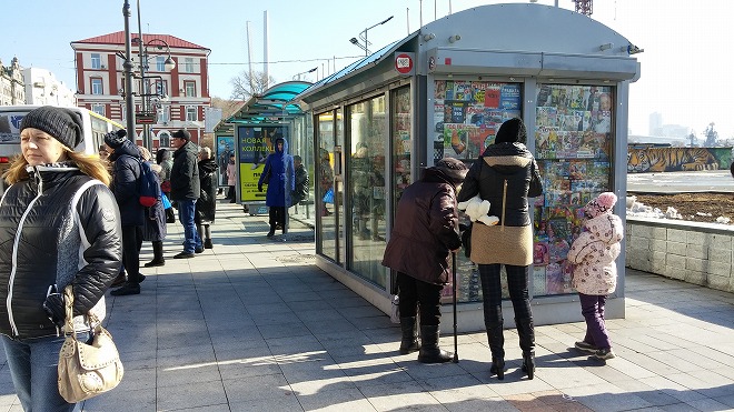 ロシア。ウラジオストク ウラジオストク中央広場のバス停とキヨスク