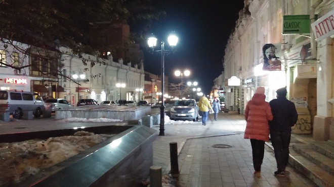ロシア ウラジオストク 夜のアドミララ・フォキナ通り レストランZumaへ