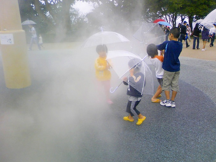 雨の沖縄海洋博公園の噴水